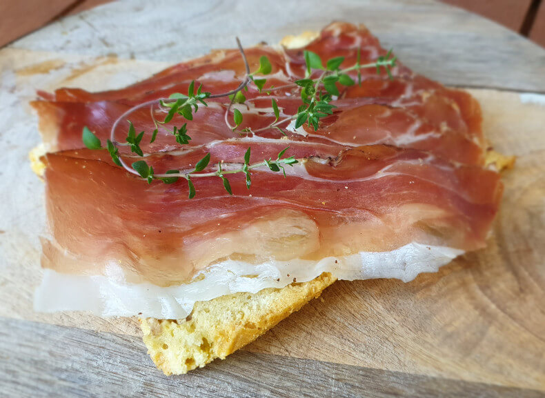 Faberbohnenbaguette mit Speck und Thymian