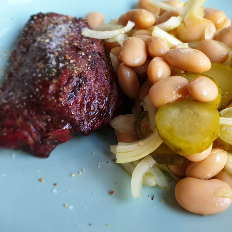 Rindersteak mit weissem Bohnensalat