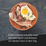 Beim Frühstücksbuffet sind Eier mit Speck und Bohnen ein idealer Start in den Tag