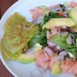 Avocado-Lachs-Salat mit Erbsenwraps