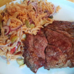 Rindersteak mit Nudelsalat